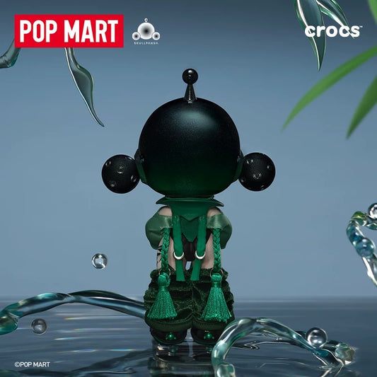 POPMART SKULLPANDA × CROCS OOTD, figura decorativa