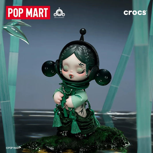 POPMART SKULLPANDA × CROCS OOTD, figura decorativa