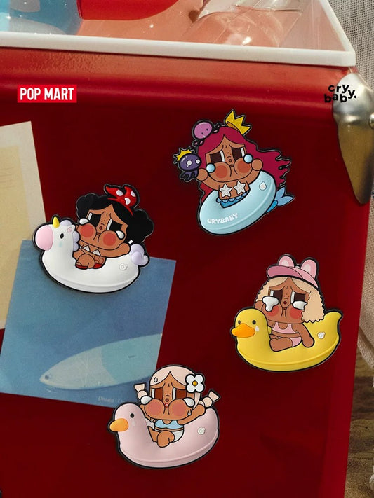 POPMART CRYBABY ซีรีส์ Vacation Mode On แม่เหล็กติดตู้เย็นอุปกรณ์ต่อพ่วงกล่องสุ่ม
